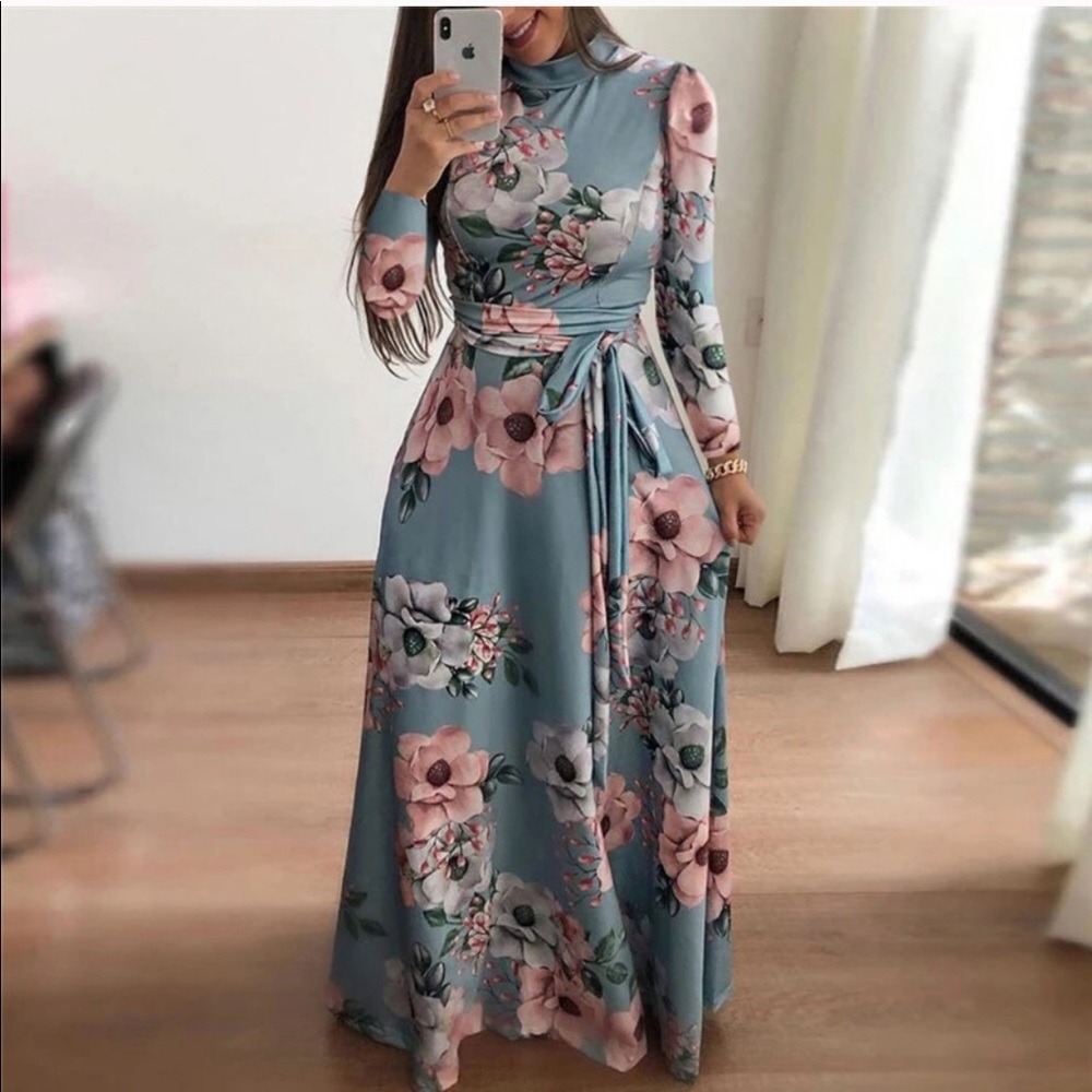 Floral maxi dress with belt. Short sleeves